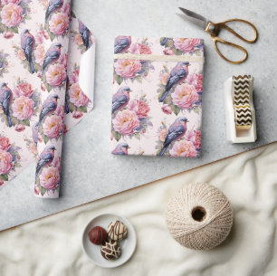 Zangvogel staand op Roze Pioen Patronen Cadeaupapier