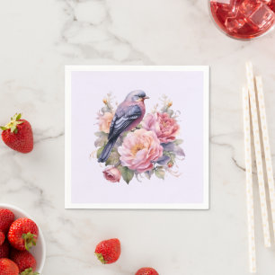 Zangvogel staande bovenop roze pioenrozen servet