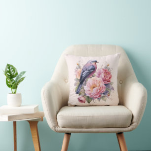 Zangvogel zit bovenop roze pioenrozen kussen