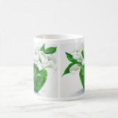 Zantedeschias dans la tasse verte de vase (Centre)