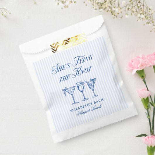 Ze bindt de knoop aan een elegante hand getekend bedankzakje (Gezegeld)