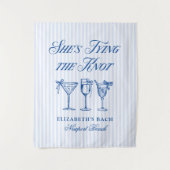 Ze bindt de knoop aan een elegante hand getekend wandkleed (Voorkant)