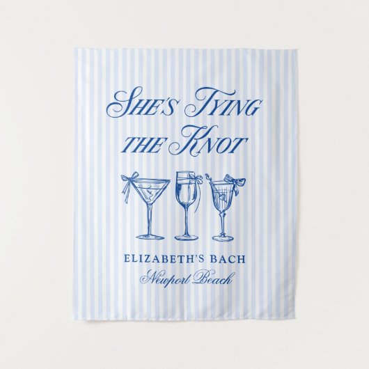 Ze bindt de knoop aan een elegante hand getekend wandkleed (Voorkant)