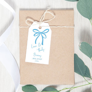 Ze bindt de knoop blauwe lintboog gunst cadeaulabel