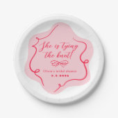 Ze bindt de knoop retro golvend roze rood papieren bordje (Voorkant)