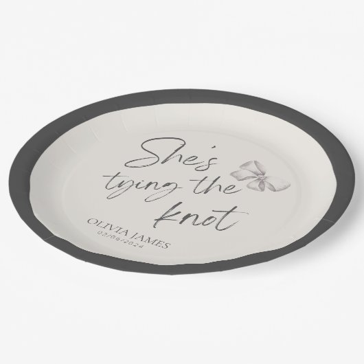 Ze bindt de knoop vrijgezellenfeest papieren bordje (Gekanteld)