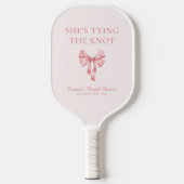 Ze bindt de knoop zacht roze coquette douche pickleball paddle (Voorkant)