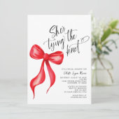 Ze bindt het Knot Red Bow Vrijgezellenfeest Kaart (Staand voorkant)