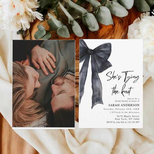 Ze bindt het zwarte Vrijgezellenfeest van de knoop Kaart