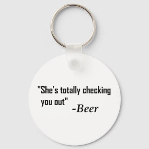 "Ze controleert je helemaal uit" - Bier Sleutelhanger