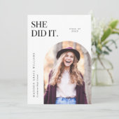 Ze deed de aankondiging van het Afstuderen White A (Staand voorkant)