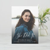 Ze deed het Afstuderen Foto-uitnodiging Aankondiging (Staand voorkant)