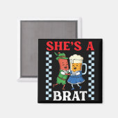 Ze draagt een grappig worst- en bierkostuum magneet (Voorkant / Achterkant)
