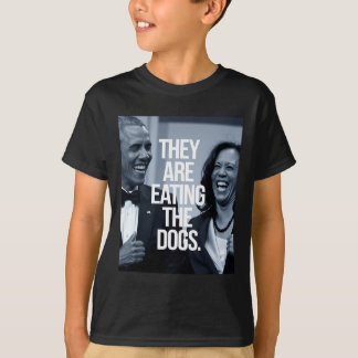 Ze eten de honden op t-shirt