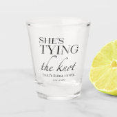 Ze gaat trouwen | Bruidsfeest zwart & wit Shot Glas (Voorkant)