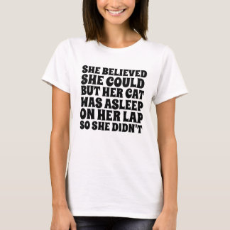 ZE GELOOFDE DAT ZE HET KON, MAAR HAAR KAT SLIEP T-SHIRT
