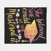 Ze geloofde dat ze het kon, zodat ze het Afstudeer Fleece Deken (Voorkant (Horizontaal))