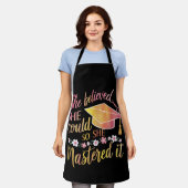 Ze geloofde dat ze het kon, zodat ze het Afstudeer Schort (Gedragen)