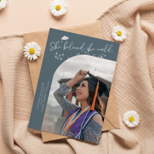 Ze geloofde in Slate Blue Graduate Gebogen Foto Aankondiging