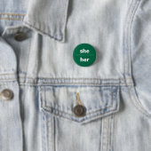 Ze/haar Pronoun Pin, Button van 1¼ inch (In situ)