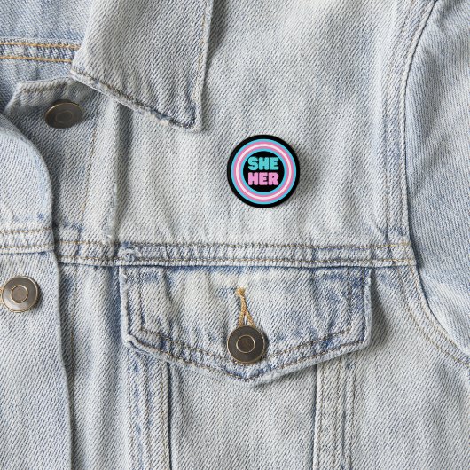 ZE HAAR Pronoun Trans Pride Button (In situ)