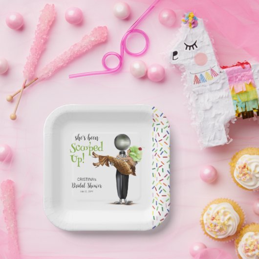 Ze heeft chocolade-ijs opgepakt papieren bordje (Feest)