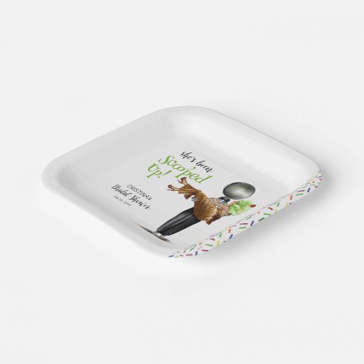 Ze heeft chocolade-ijs opgepakt papieren bordje (Gebogen)