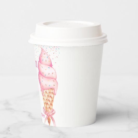 Ze heeft een Vrijgezellenfeesten beker opgeraapt (Links)