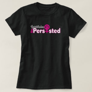 Ze hield de basis T-shirt van de vrouw vol