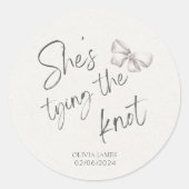 Ze houdt een bruidsdouche ronde sticker (Voorkant)