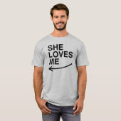 Ze houdt van me (links).png t-shirt (Voorkant volledig)