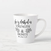 Ze is afgedekt in Sterke en Waardigheid Proverbs 3 Latte Mok (Rechts)