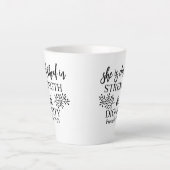 Ze is afgedekt in Sterke en Waardigheid Proverbs 3 Latte Mok (Voorkant)