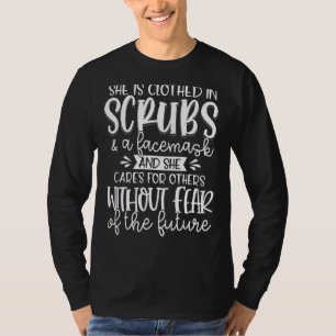 Ze is bedwelmd in struikgewas en maskerbroed zurse t-shirt