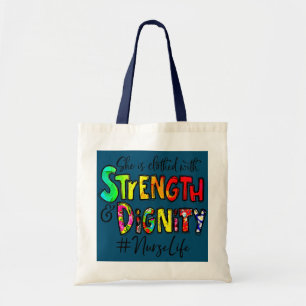 Ze is bedwelmd met kracht en waardigheid zuster tote bag