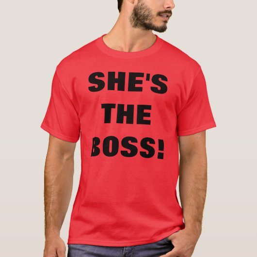 ZE IS DE BOSS. T-SHIRT (Voorkant)