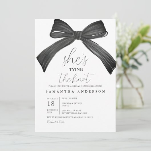 Ze is de Knoop Bruidsdouche uitnodiging aan het bi (Staand voorkant)