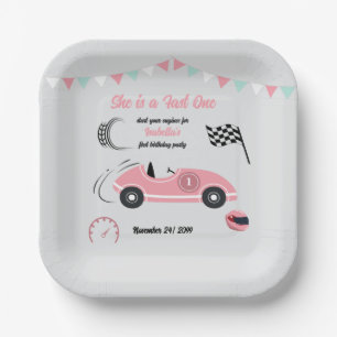 Ze is een snelle en feestelijke roze race auto ver papieren bordje