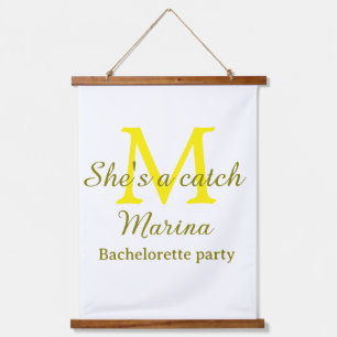 Ze is een vangst gele monogram vrijgezellenfeest n hangend wandkleed