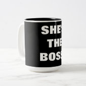 ZE IS HET BOSS TWEEKLEURIGE KOFFIEMOK (Voorkant links)