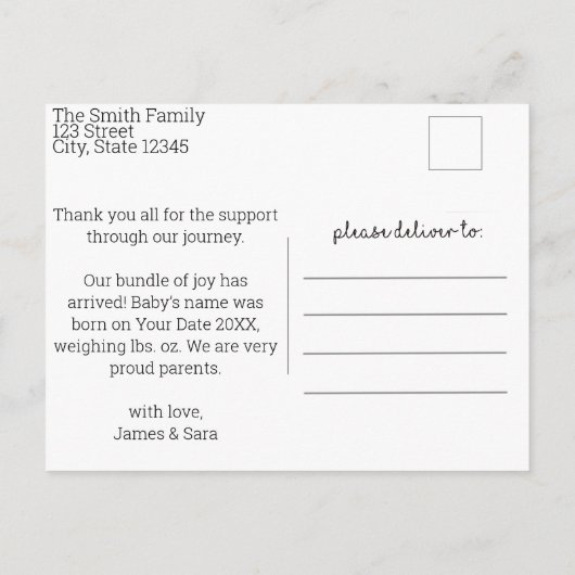 Ze is hier! Hij is hier! Eenvoudig Modern bedankt Aankondigingskaart (Achterkant)