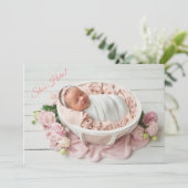 Ze is hier roze meisje Gingham Cute Modern Birth Aankondiging (Staand voorkant)