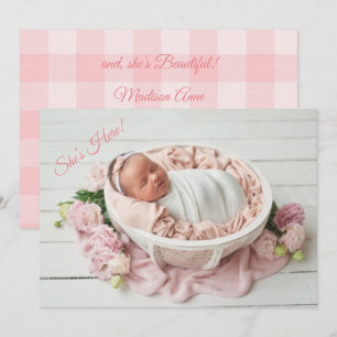 Ze is hier roze meisje Gingham Cute Modern Birth Aankondiging