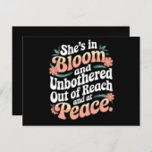 Ze is in bloei en ongestoord buiten bereik en briefkaart (Voorkant / Achterkant)