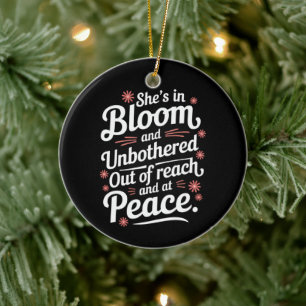 Ze is in bloei en ongestoord buiten bereik en op keramisch ornament