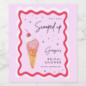 Ze is in roze en rode roze retroflector opgehoopt. wijn etiket (Enkel label)