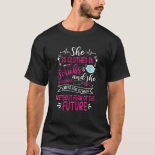 Ze is in struikgewas gekleed t-shirt