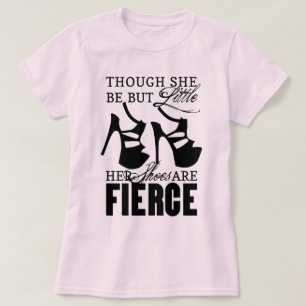 Ze is maar weinig of geen bruine schoenen. t-shirt