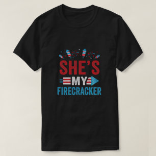 Ze is mijn Firecracker van z'n en z'n vrouw van 4 T-shirt