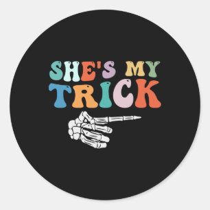 Ze is mijn truc Skeleton Hand Halloween koppels Ronde Sticker